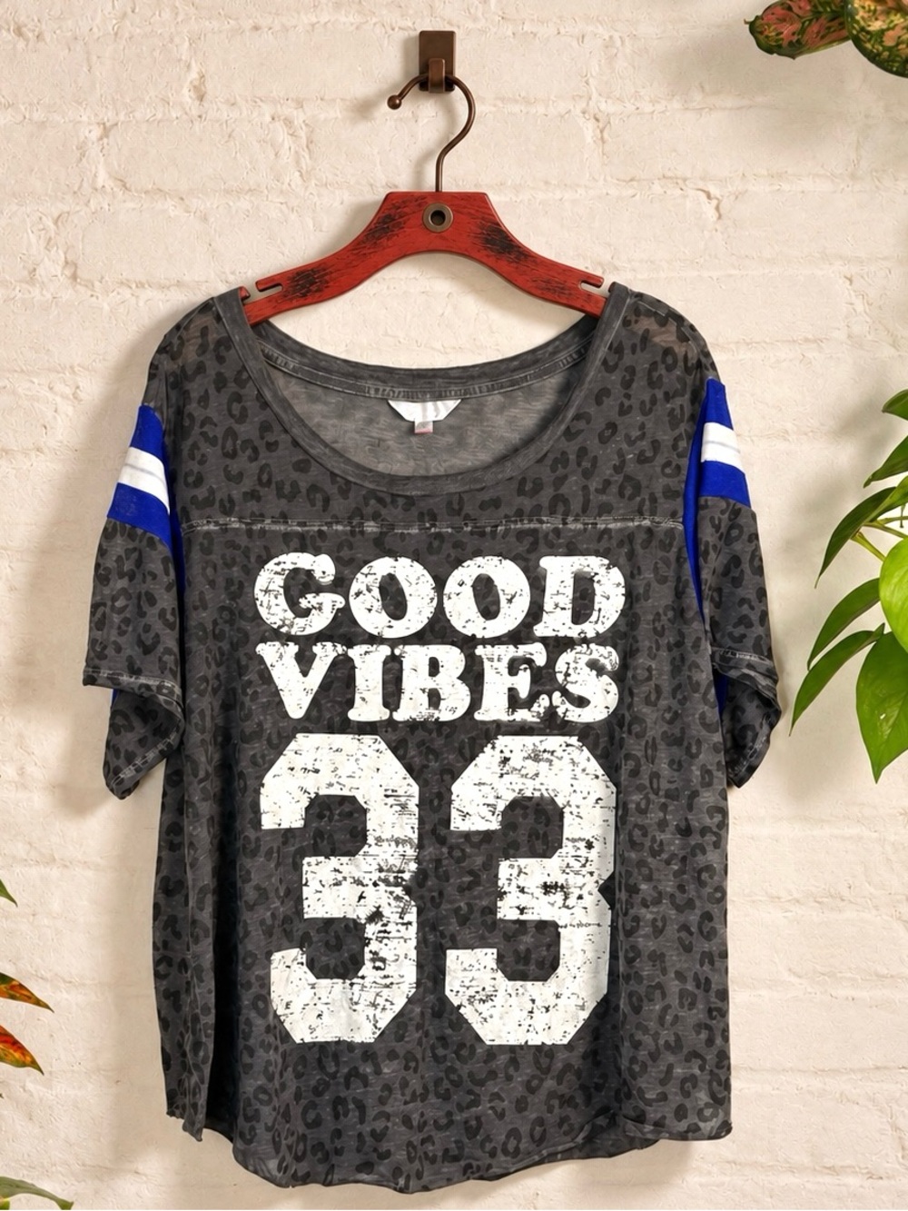 No Boundaries Good Vibes Short length 33 Leopard Burnout Varsity Tee Gray 3X